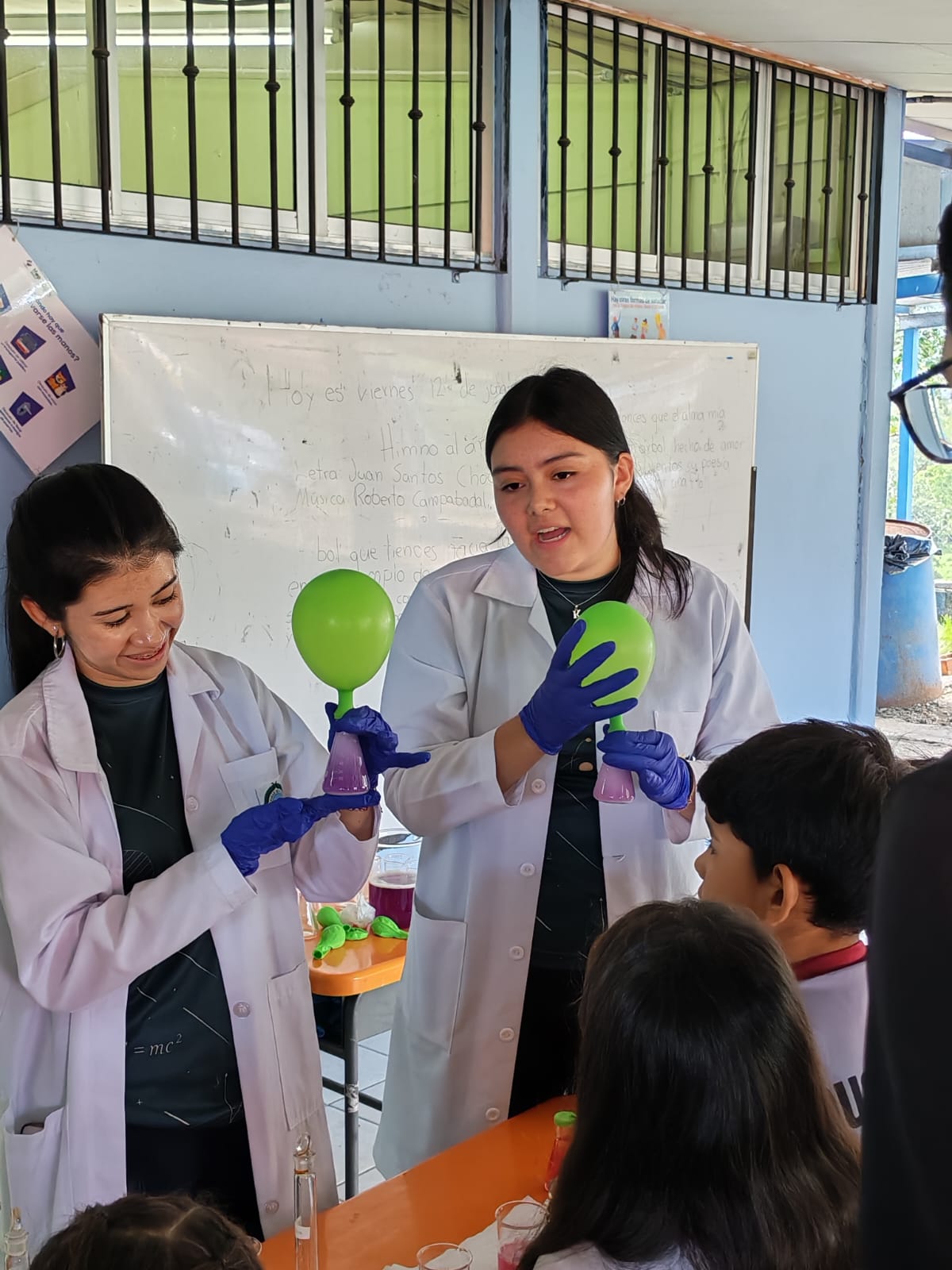 Estudiantes participan en una presentación y actividad colaborativa