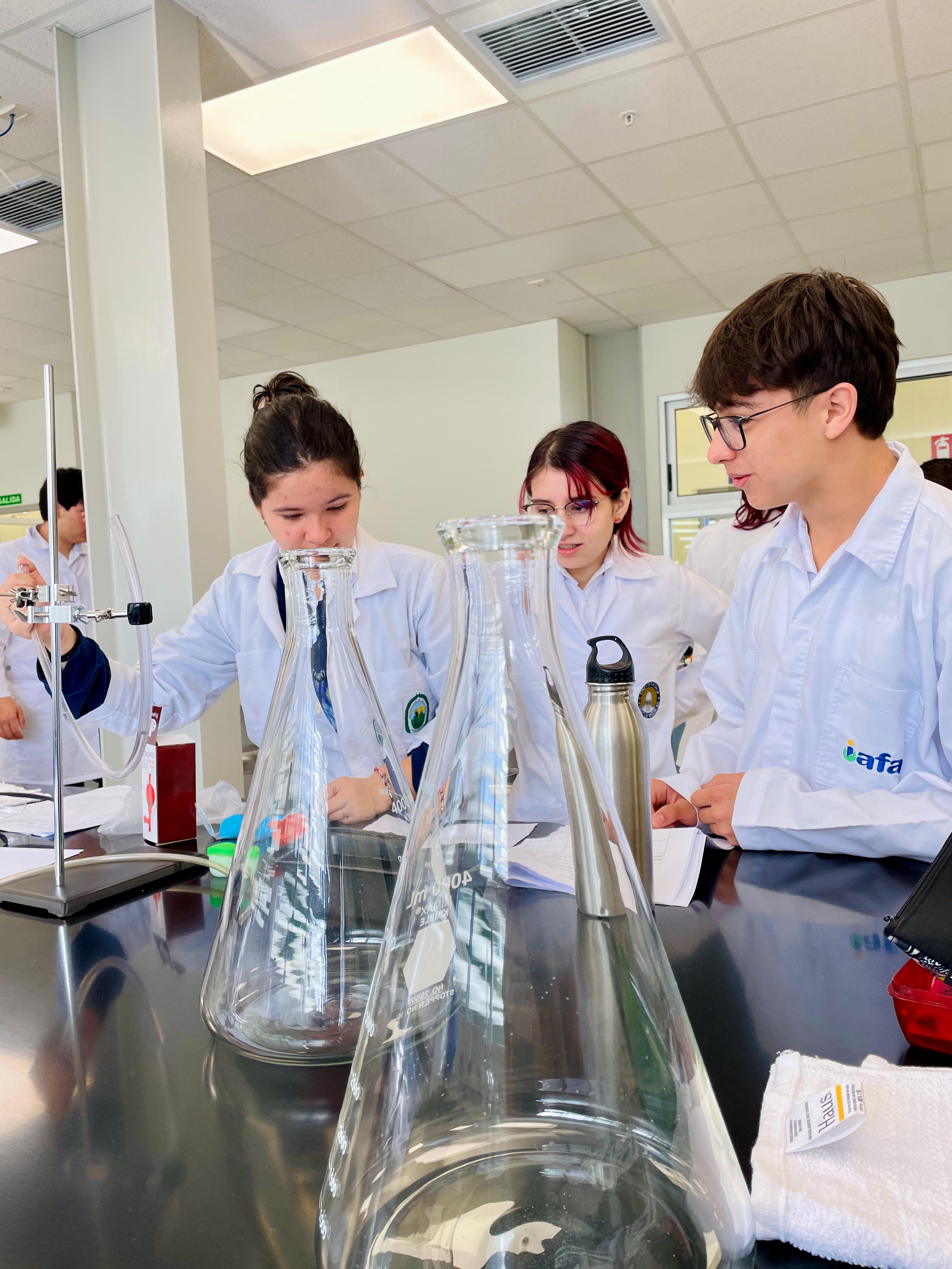 Estudiantes participan en una experiencia de laboratorio