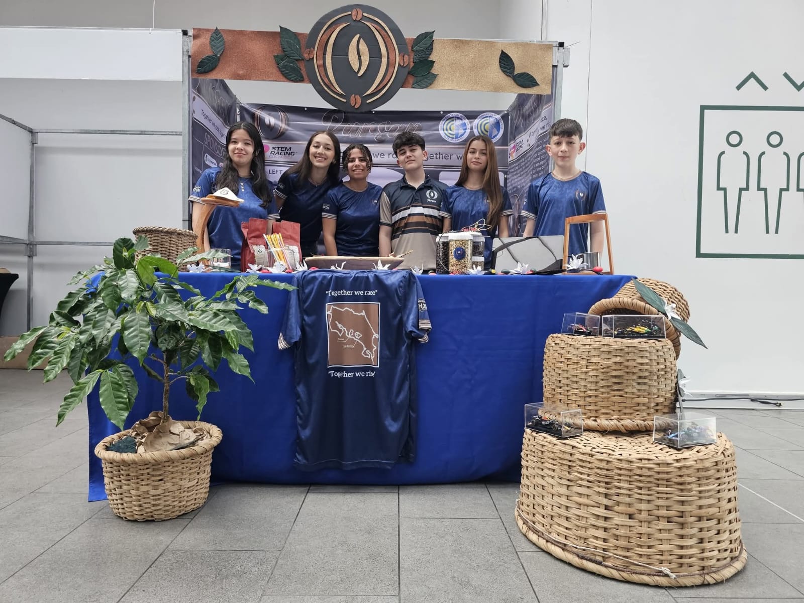Comunidad estudiantil comparte proyectos en una actividad académica