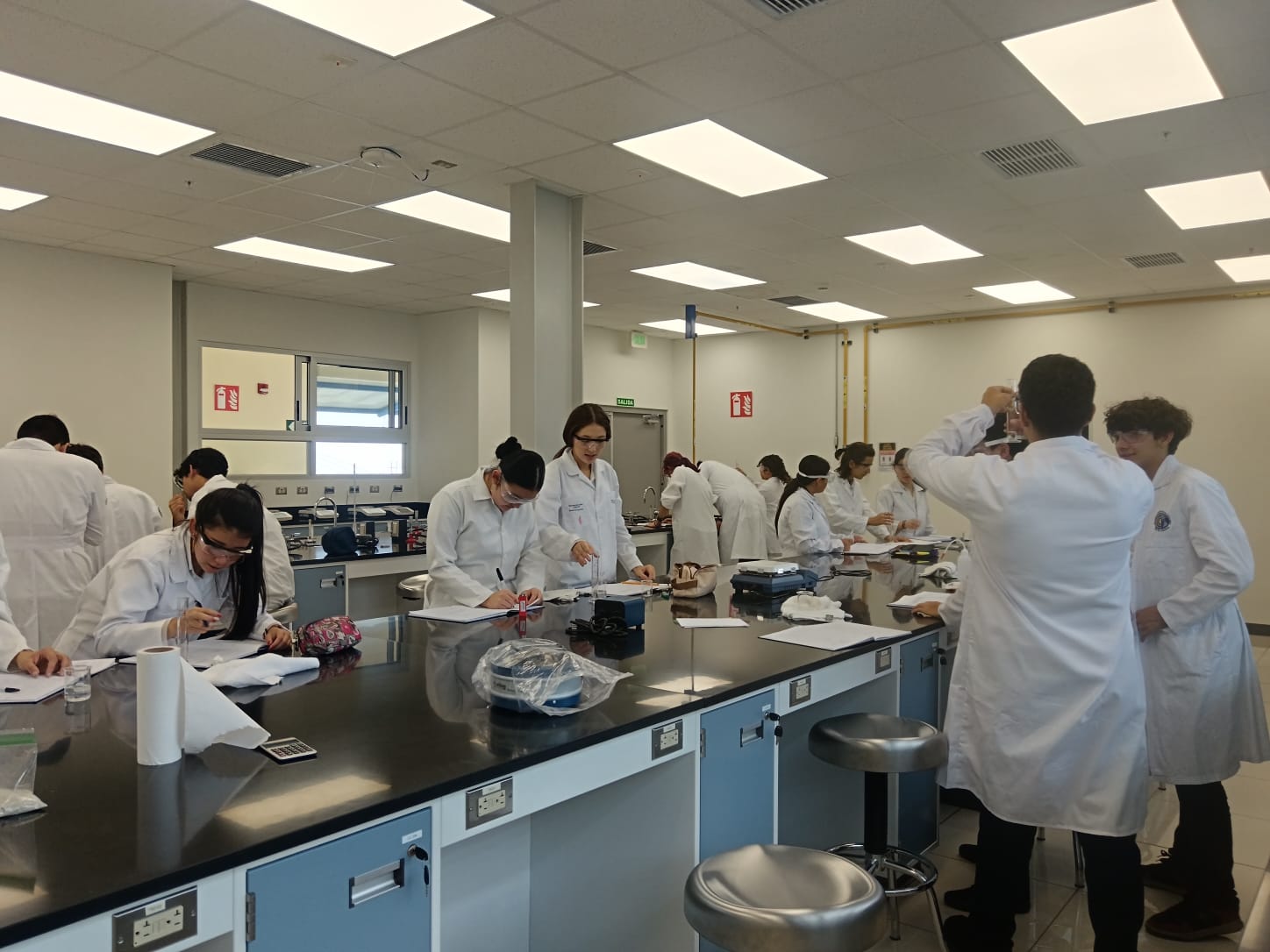 Estudiantes realizando una práctica de laboratorio
