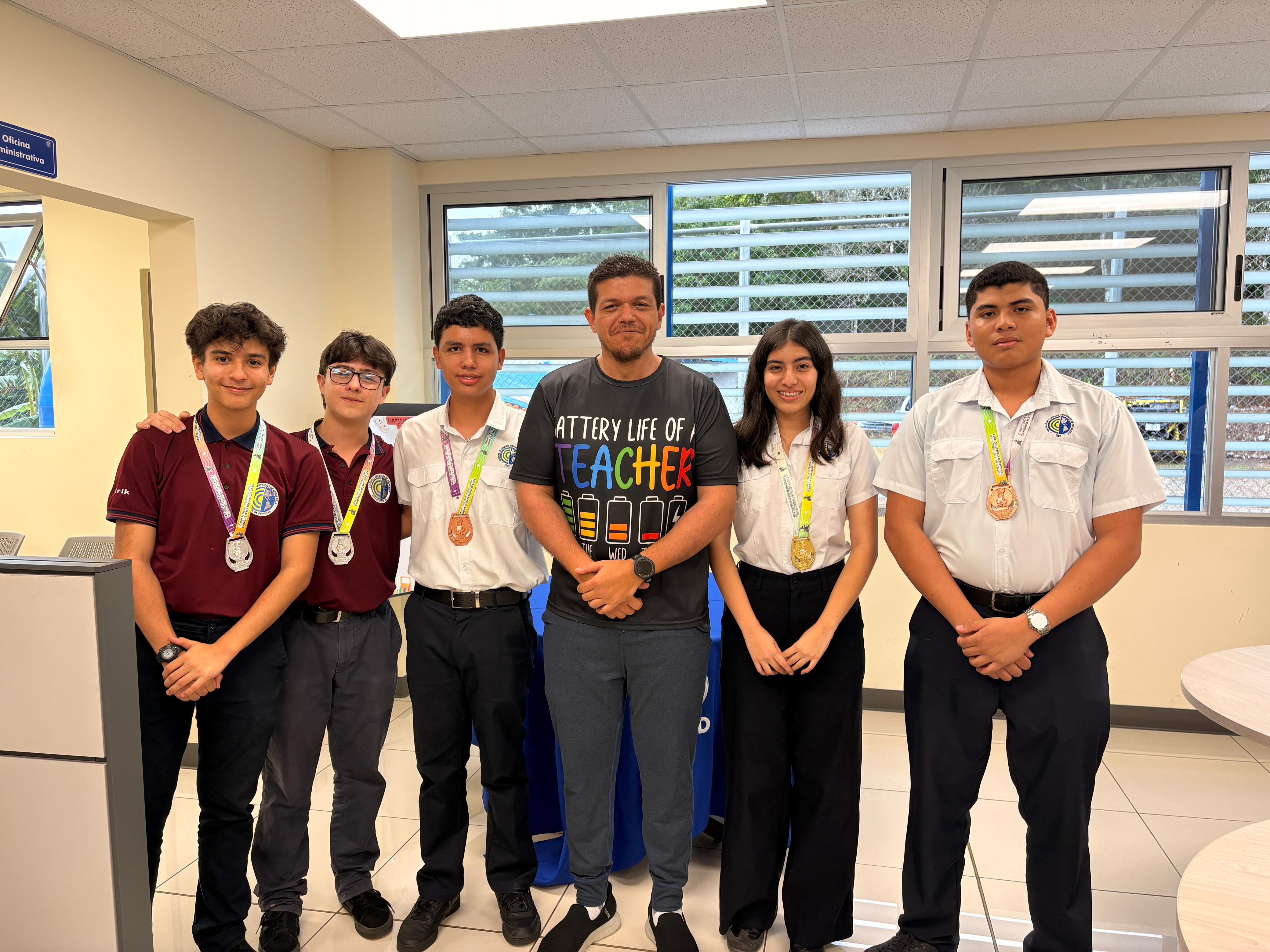 Comunidad del Colegio Científico de Puriscal en una actividad institucional