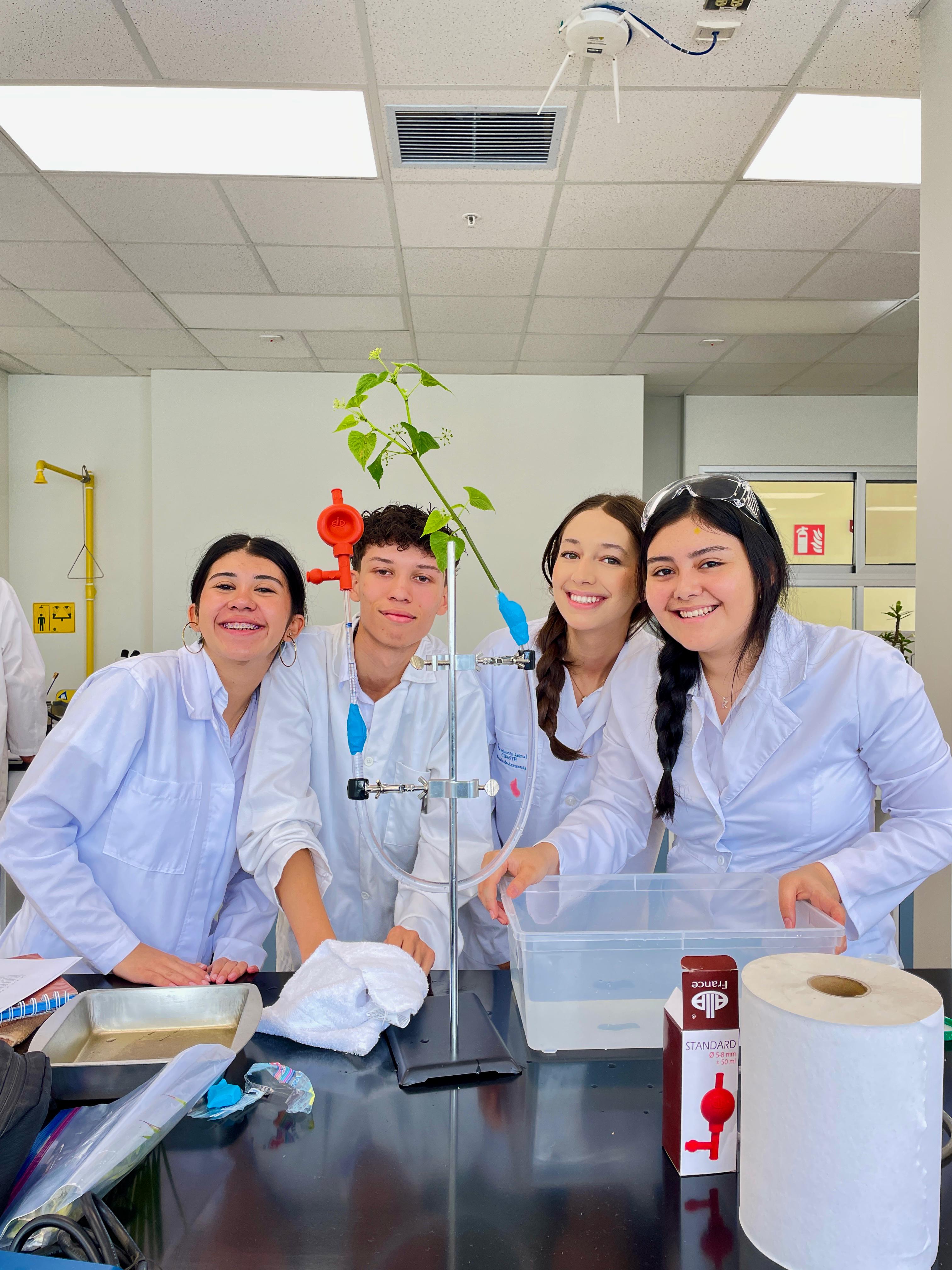 Estudiantes desarrollan una actividad práctica con equipo tecnológico