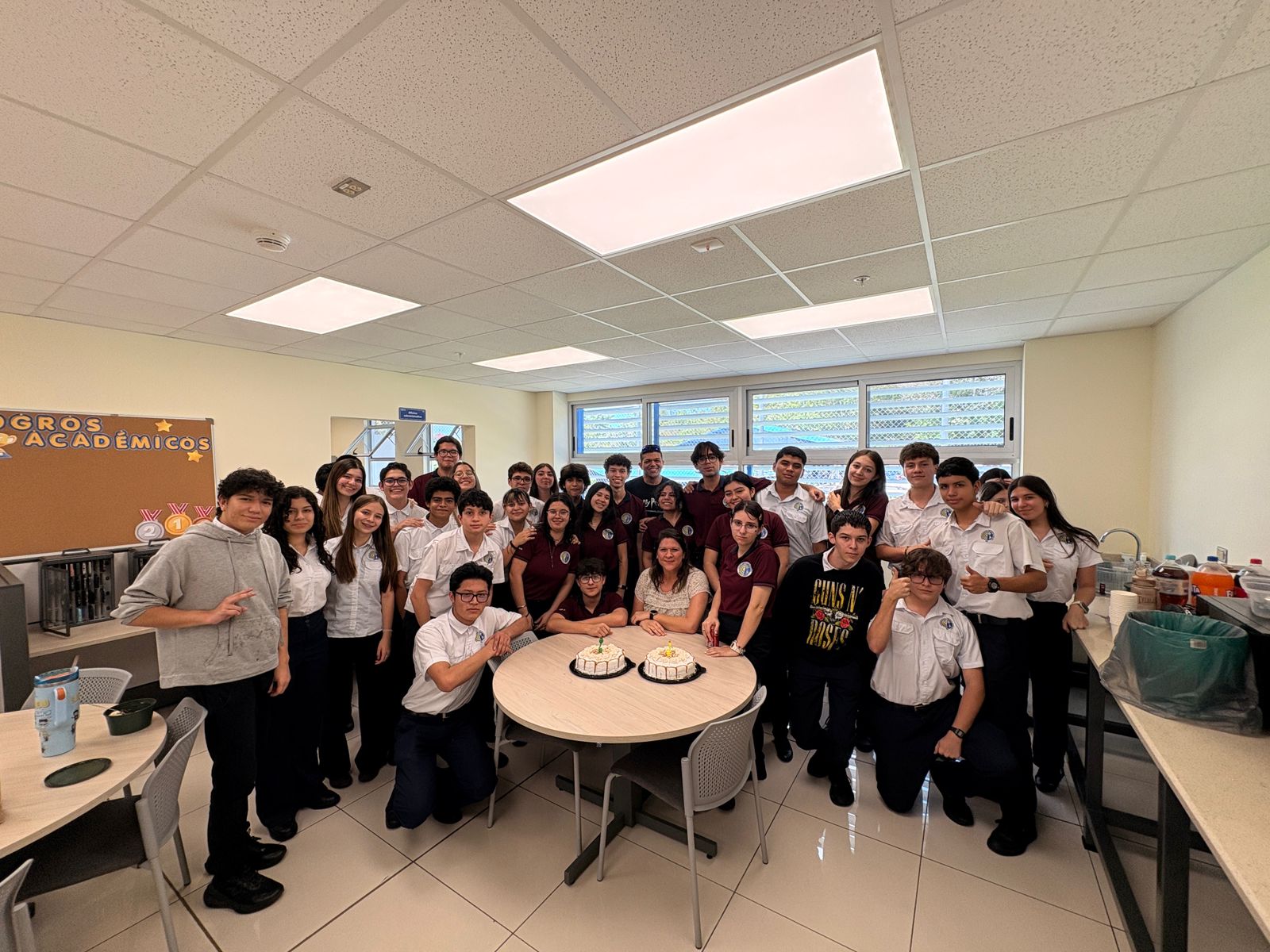 Comunidad estudiantil del Colegio Científico de Puriscal reunida en una actividad institucional