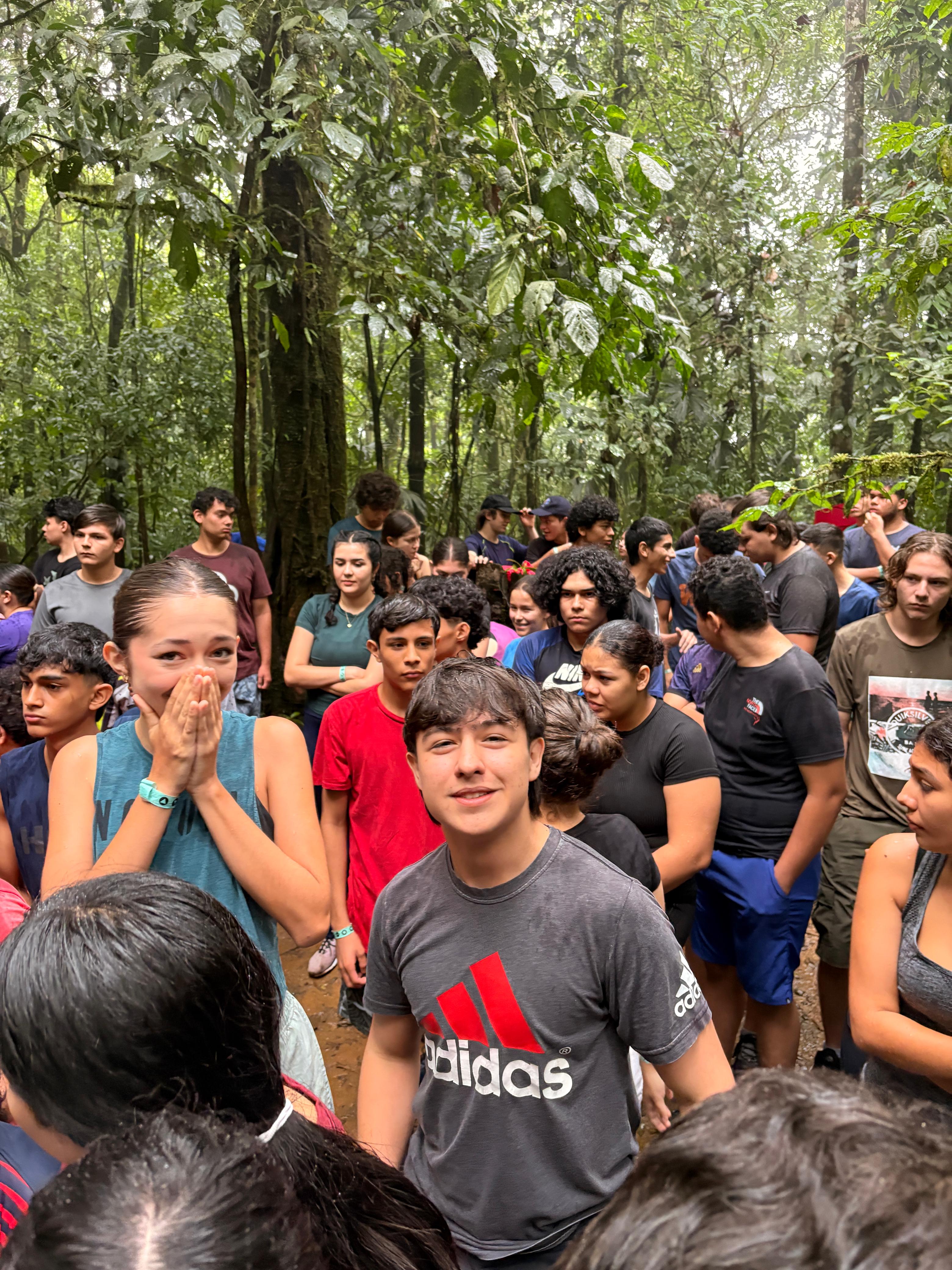 Grupo de estudiantes comparte una experiencia de comunidad institucional