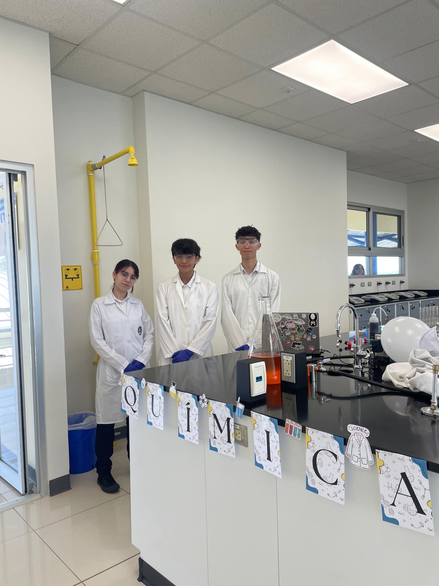 Estudiantes realizan una práctica de experimentación en laboratorio